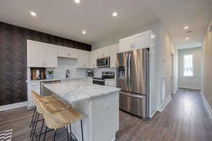 冷蔵庫、電子レンジ、オーブン、コンロ