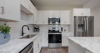 Classic Country - Mins to Broadway - Rooftop Deck – Sleeps 8