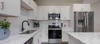 Classic Country - Mins to Broadway - Rooftop Deck – Sleeps 8