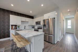 Mikrobølgeovn, kokeplater, oppvaskmaskin og kaffetrakter/tekoker