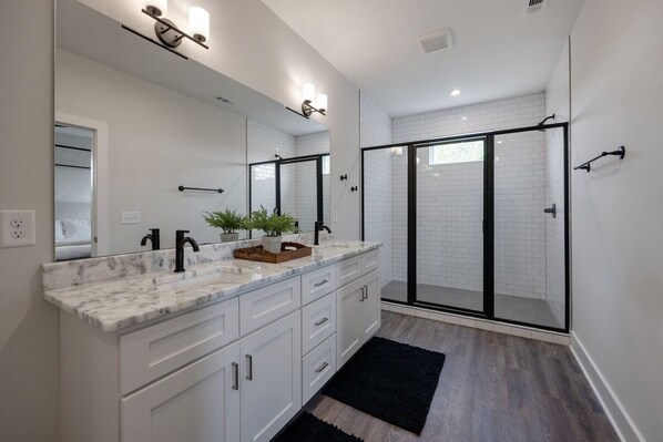 Regadera, secadora de cabello, toallas 