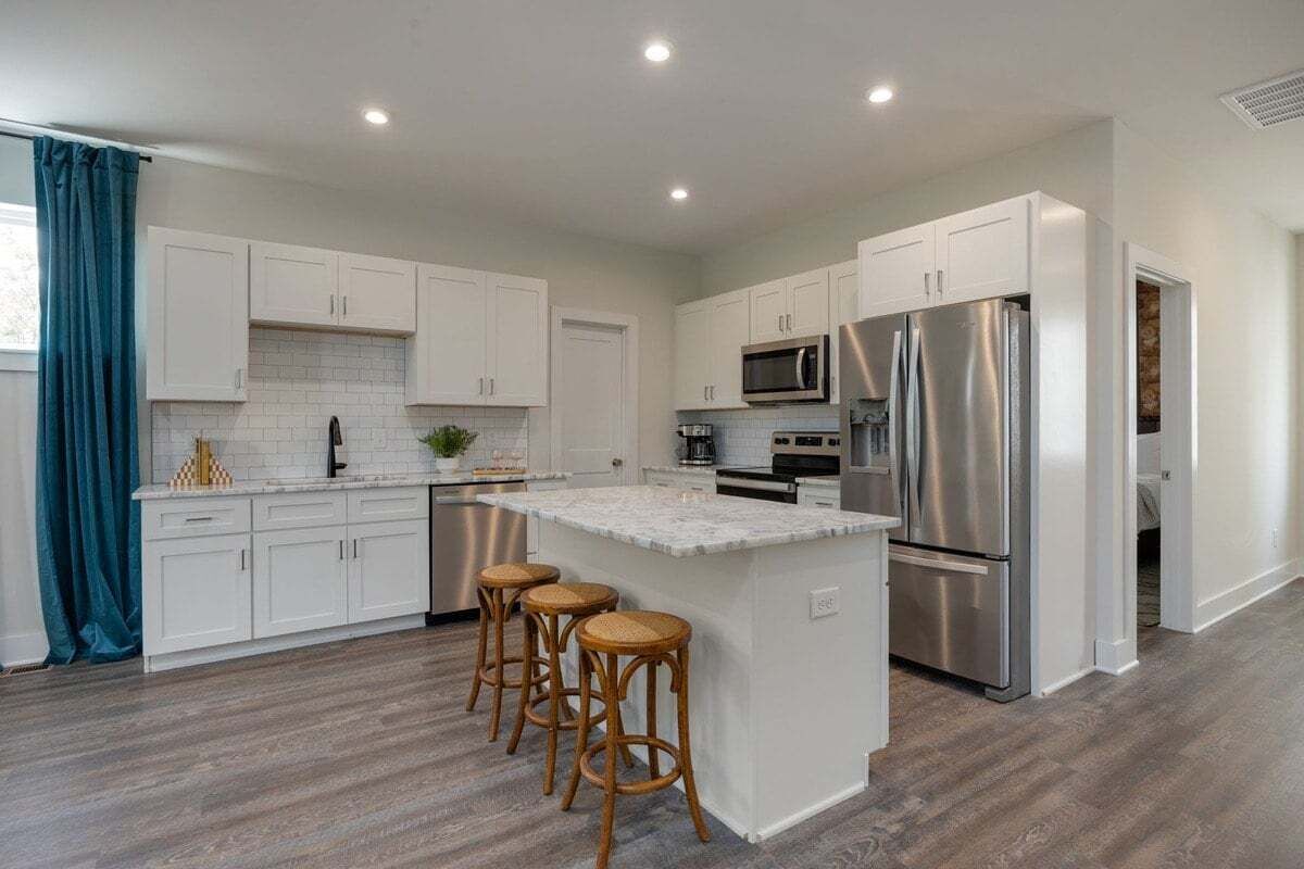 Kjøleskap, mikrobølgeovn, ovn og kokeplater