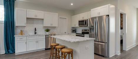 Kjøleskap, mikrobølgeovn, ovn og kokeplater