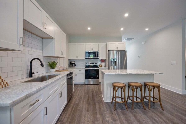 Fridge, microwave, stovetop, dishwasher