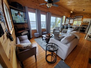 TV connectée, cheminée, écrans d'ordinateur, imprimantes