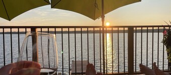 DeerBay Sunset Waterfront Cottage, HotTub, Firepit, clear deep water swimming