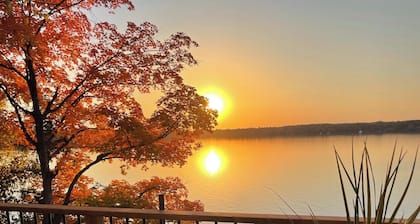 DeerBay Sunset Waterfront Cottage, HotTub, Firepit, clear deep water swimming