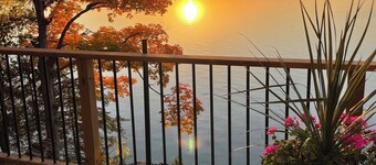 DeerBay Sunset Waterfront Cottage, HotTub, Firepit, clear deep water swimming