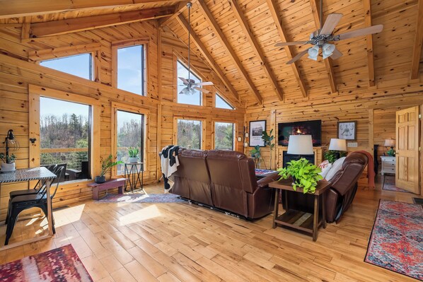 TV - Red River Gorge Cabin with Hot Tub~AMAZING VIEW~Pool Table~Perfect for groups (Campton)