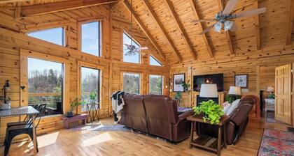 Red River Gorge Cabin with Hot Tub~AMAZING VIEW~Pool Table~Perfect for groups