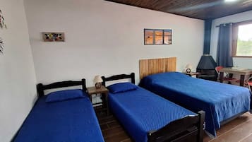 Quarto quádruplo luxo, 1 quarto, sacada, vista para a montanha | Roupas de cama premium, camas com colchões pillow-top