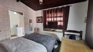 Quarto quádruplo luxo, sacada | Wi-Fi de cortesia
