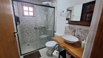 Chambre Quadruple Deluxe, 1 chambre, balcon, vue montagne | Salle de bain