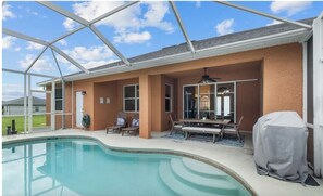 Outdoor pool, a heated pool - Spacious 5-bedroom house with WiFi, AC in delightful Cape Coral (Cape Coral)