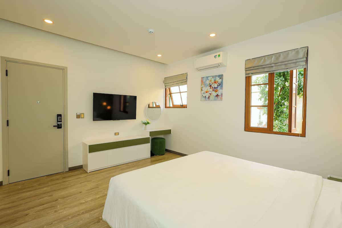 Kamar Basic | Seprai premium, busa memori, minibar, dan meja kerja