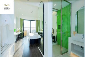 Suite | Badkamer | Een regendouche, gratis toiletartikelen, een haardroger, badjassen