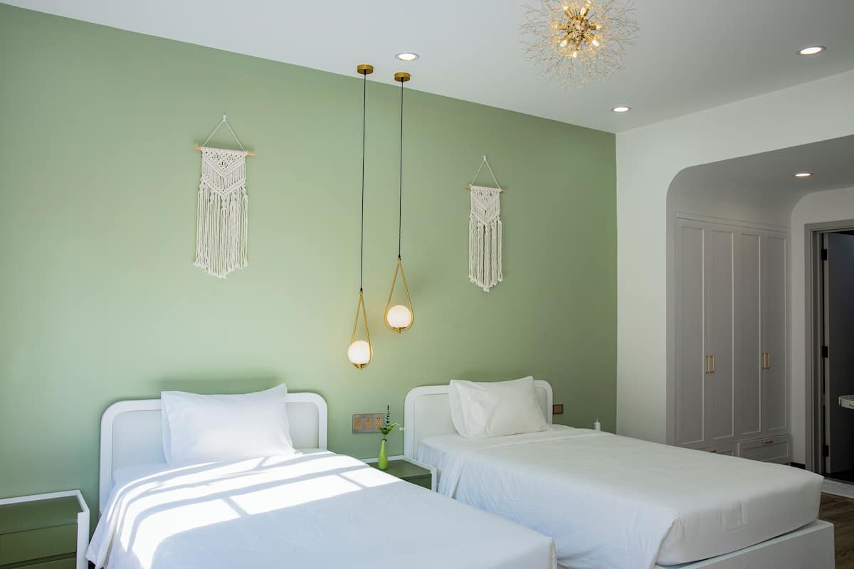 Kamar Double Deluks untuk 1 Orang | Seprai premium, busa memori, minibar, dan meja kerja