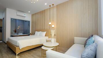 Doppia Premier, vista città | Minibar, una scrivania, postazione laptop, tende oscuranti