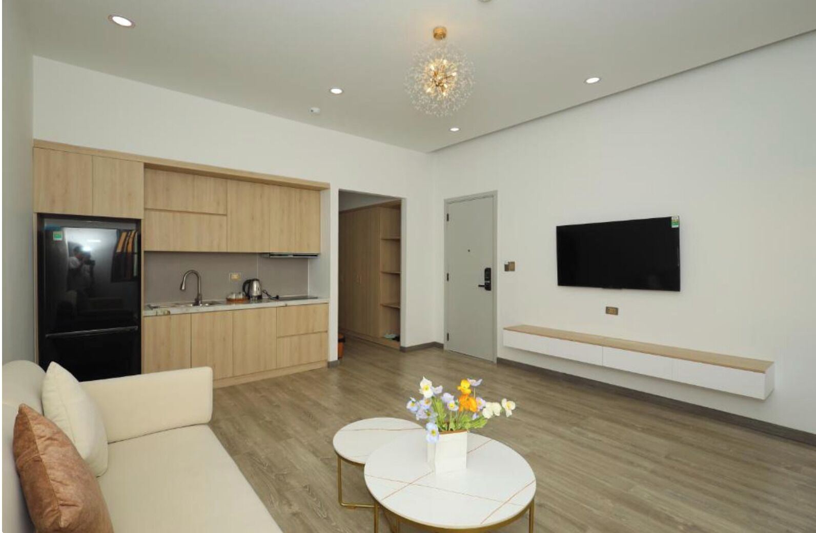 Deluxe Apartment, City View | Living area