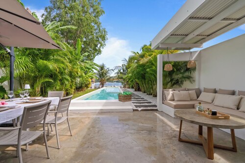Casa Blanca - Four Bedroom Villa, Sleeps 8