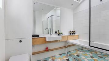 Shower, hair dryer, towels, shampoo