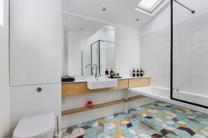 Dusche, Haartrockner, Handtücher, Shampoo