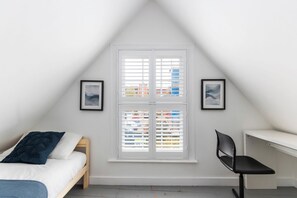 4 Schlafzimmer, Schreibtisch, Bügeleisen/Bügelbrett, Reisekinderbett