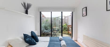 4 室のベッドルーム、デスク、アイロン / アイロン台、旅行用ベビーベッド