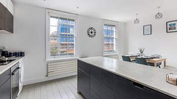 Fridge, oven, stovetop, dishwasher