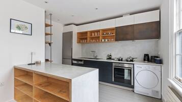 Fridge, oven, stovetop, dishwasher