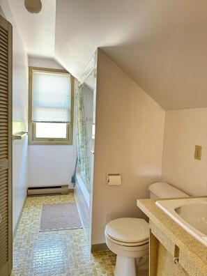 Secadora de cabello, toallas, jabón, papel de baño