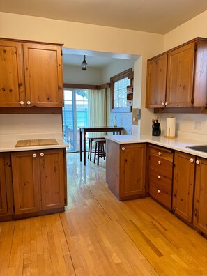 Microwave, oven, stovetop, dishwasher - Elegant midtown Toronto home in coveted Chaplin Estates! (Toronto)