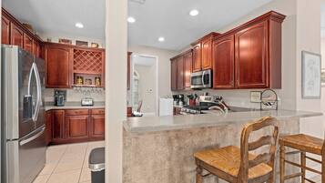 Réfrigérateur, micro-ondes, four, plaque de cuisson