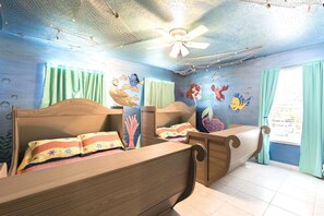 7 habitaciones, escritorio y tabla de planchar con plancha