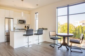 Jääkaappi, mikroaaltouuni, uuni, liesi