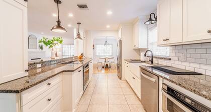 3-bedroom Bungalow in Welcoming Winter Park with WiFi, AC