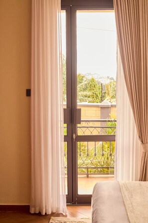 2 bedrooms, iron/ironing board, WiFi, bed sheets - Sand Grains Residence 001 (Bwebajja Dundu)