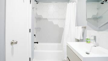 Serviettes fournies, savon, papier toilette