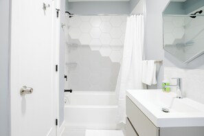 Towels, soap, toilet paper - Cozy 3BR Near Obama Presidential Center, Hyde Park & UChicago (Chicago)