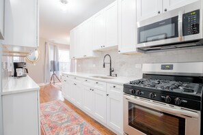 Micro-ondes, four, plaque de cuisson