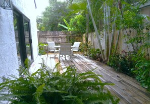 Outdoor dining - Charming 2 bedroom -2 ½ bathroom 2-Floor townhouse. Fully refurbished. (Miami)