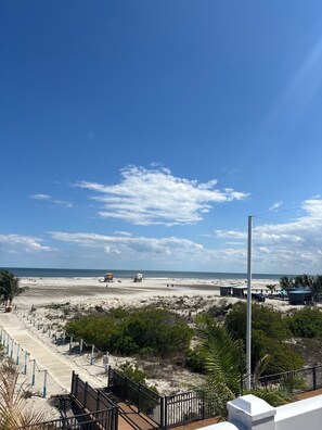 On the beach - Luxury 9th-Floor Oceanfront Home at The Grand – Panoramic Atlantic & Bay Views (Wildwood)