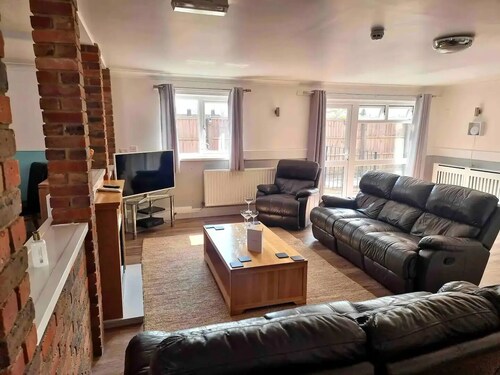 Self contained large annexe near Stonehenge

