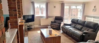 Self contained large annexe near Stonehenge