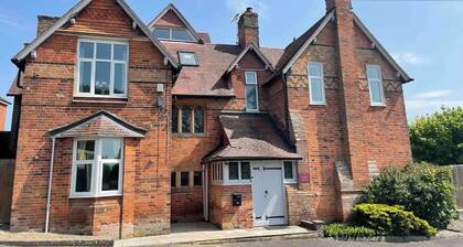 Self contained large annexe near Stonehenge