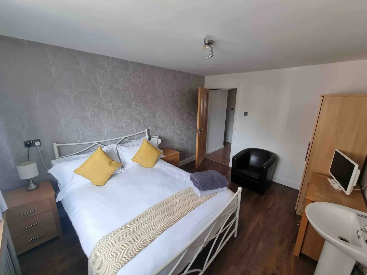 6 bedrooms, iron/ironing board, travel cot, free WiFi