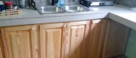 Geladeira, micro-ondas, cooktop, chaleira elétrica