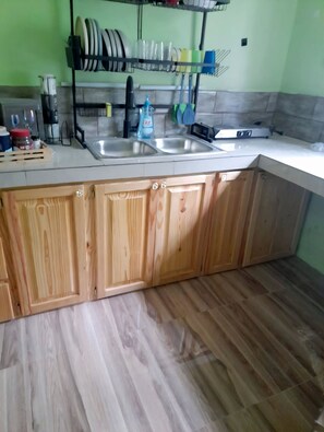 ثلاجة، ميكروويف، موقد طهي مسطح، غلّاية كهربائية