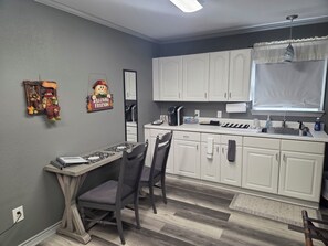 Fridge, microwave, coffee/tea maker, cookware/dishes/utensils - Cozy with Local Airport View (Mineola)