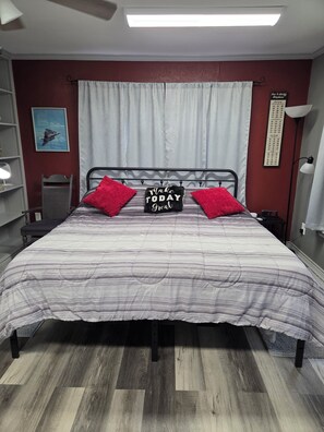 1 bedroom, iron/ironing board, free WiFi, bed sheets - Cozy with Local Airport View (Mineola)